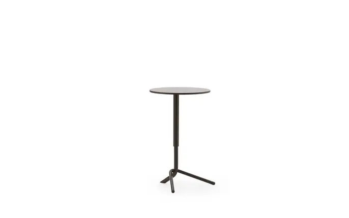 Normann Copenhagen Mesita auxiliar elevable de color marrón oscuro. Normann Copenhagen Mesita auxiliar elevable de color marrón oscuro.