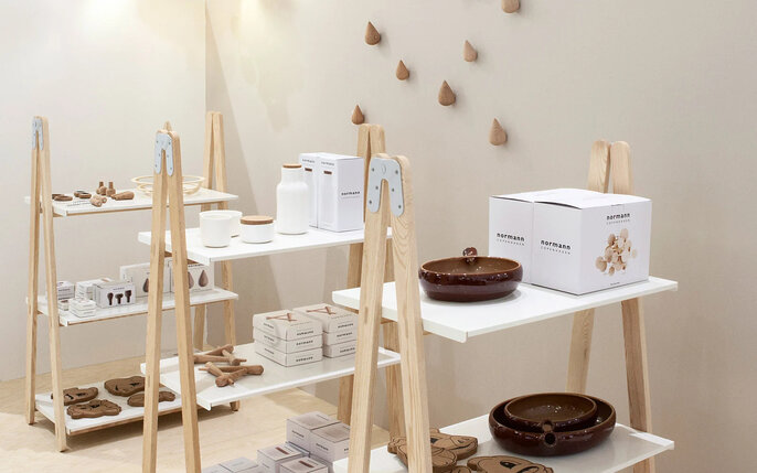 Normann Copenhagen Un escalón más arriba, armario bajo blanco Normann Copenhagen Un escalón más arriba, armario bajo blanco