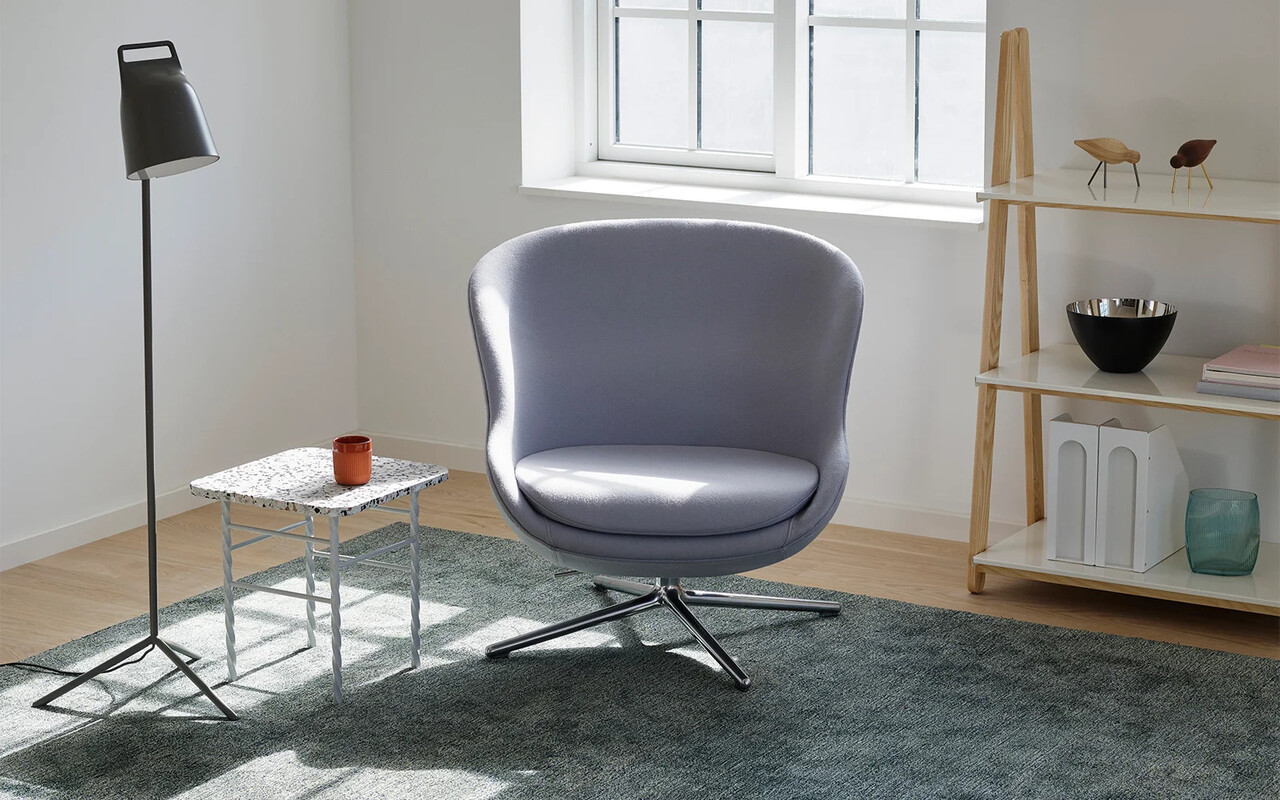 Normann Copenhagen Lavt hvitt skap med ett trinn opp Normann Copenhagen Lavt hvitt skap med ett trinn opp