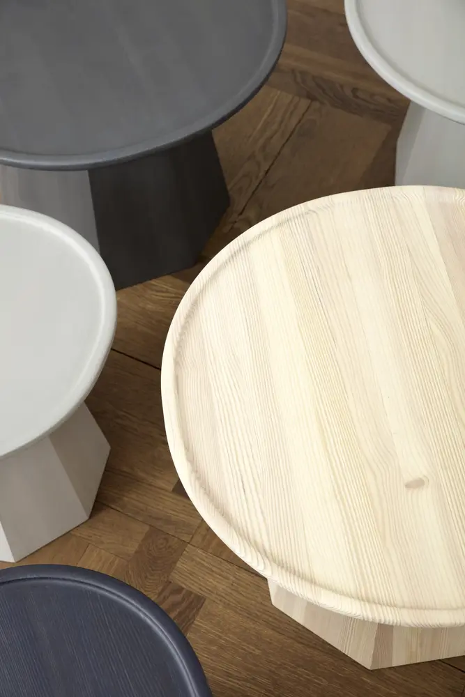 Normann Copenhagen Tavolino laterale grande in pino grigio scuro Normann Copenhagen Tavolino laterale grande in pino grigio scuro