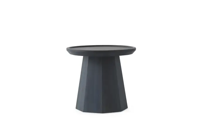 Normann Copenhagen Litet sidobord i furu, mörkblått Normann Copenhagen Litet sidobord i furu, mörkblått