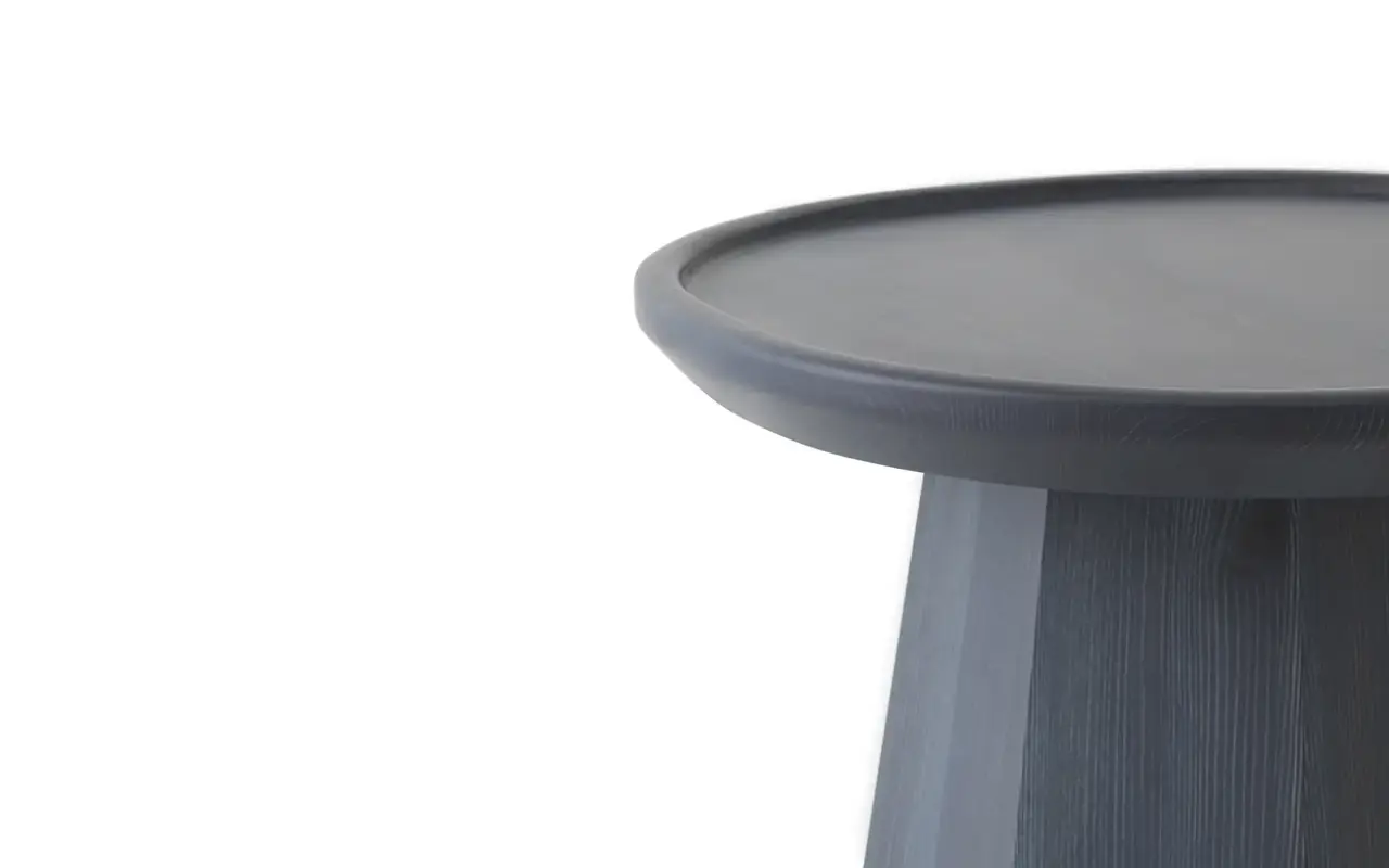 Normann Copenhagen petite table d'appoint en pin bleu foncé Normann Copenhagen petite table d'appoint en pin bleu foncé