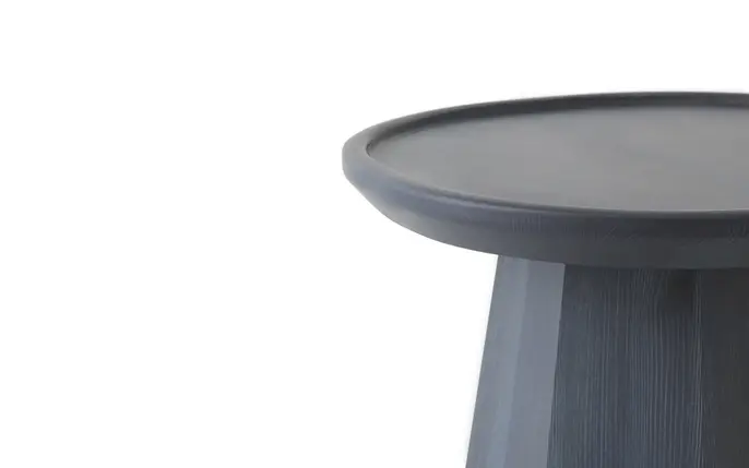 Normann Copenhagen Kleiner Beistelltisch aus Kiefernholz, dunkelblau Normann Copenhagen Kleiner Beistelltisch aus Kiefernholz, dunkelblau