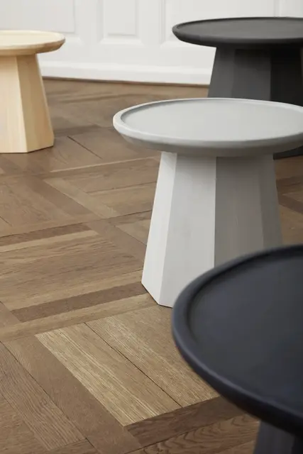 Normann Copenhagen Kleiner Beistelltisch aus Kiefernholz, dunkelblau Normann Copenhagen Kleiner Beistelltisch aus Kiefernholz, dunkelblau