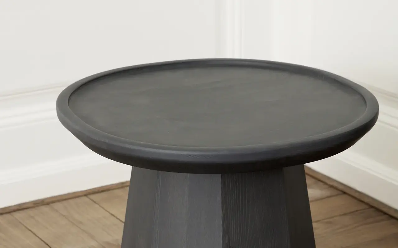 Normann Copenhagen Tavolino laterale in pino, piccolo, grigio scuro Normann Copenhagen Tavolino laterale in pino, piccolo, grigio scuro