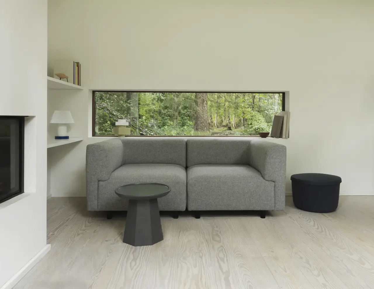 Normann Copenhagen Lille sidebord i fyrretræ, mørkegrå Normann Copenhagen Lille sidebord i fyrretræ, mørkegrå