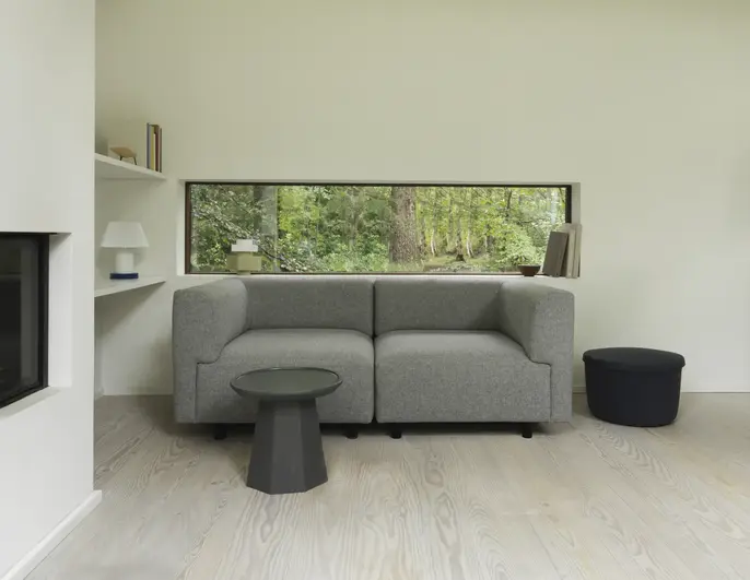 Normann Copenhagen Kleiner Beistelltisch aus Kiefernholz, dunkelgrau Normann Copenhagen Kleiner Beistelltisch aus Kiefernholz, dunkelgrau