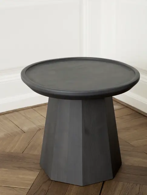 Normann Copenhagen Kleiner Beistelltisch aus Kiefernholz, dunkelgrau Normann Copenhagen Kleiner Beistelltisch aus Kiefernholz, dunkelgrau