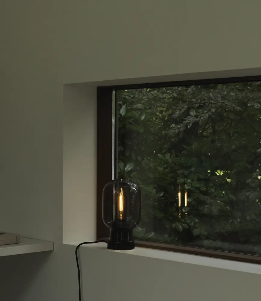 Normann Copenhagen Amp bordlampe røg/sort