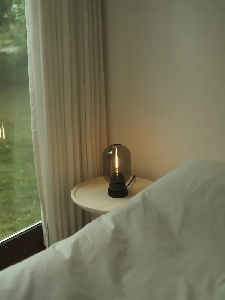 Normann Copenhagen Amp Tischleuchte, Rauchglas/Schwarz