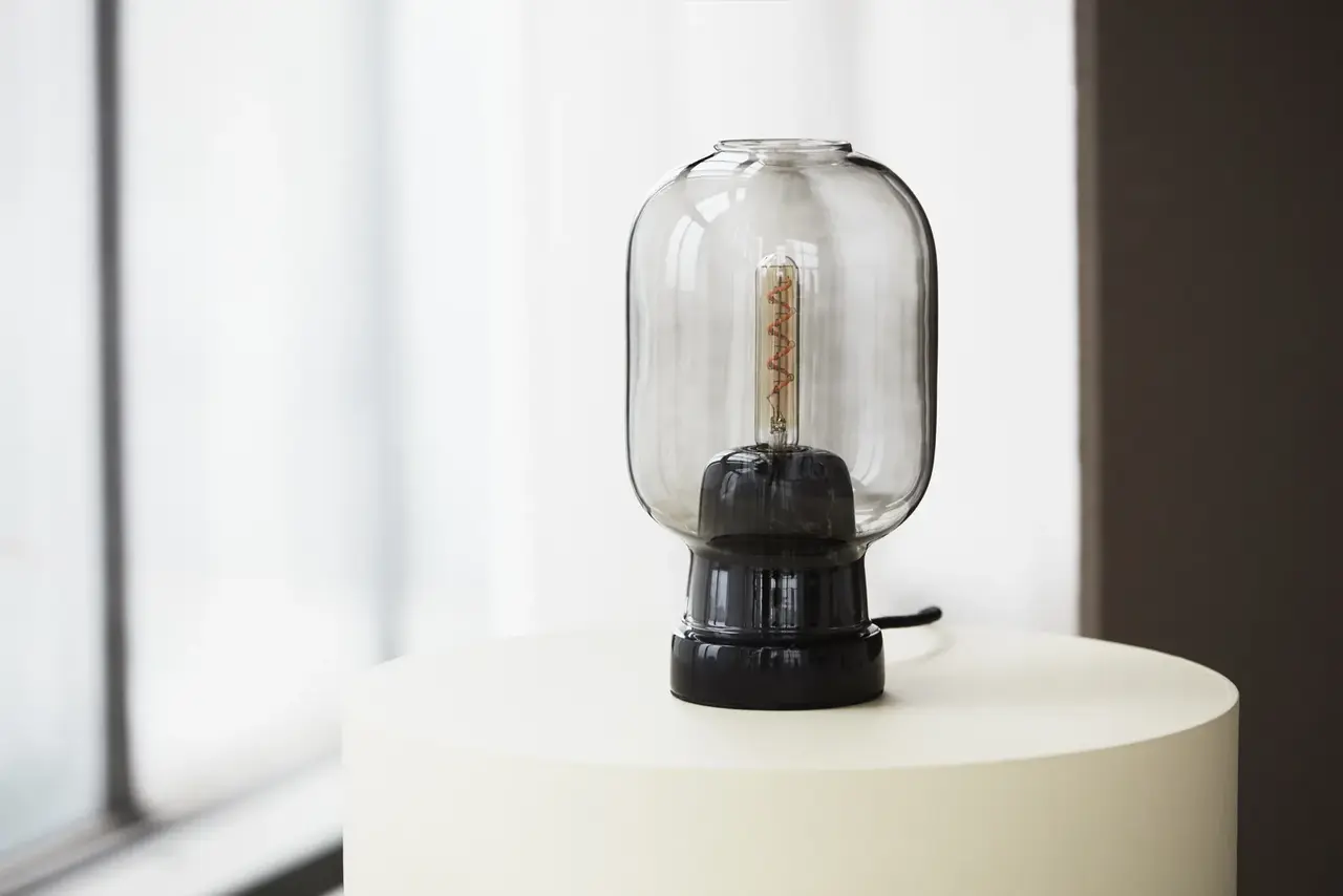 Normann Copenhagen Amp Tischleuchte, Rauchglas/Schwarz