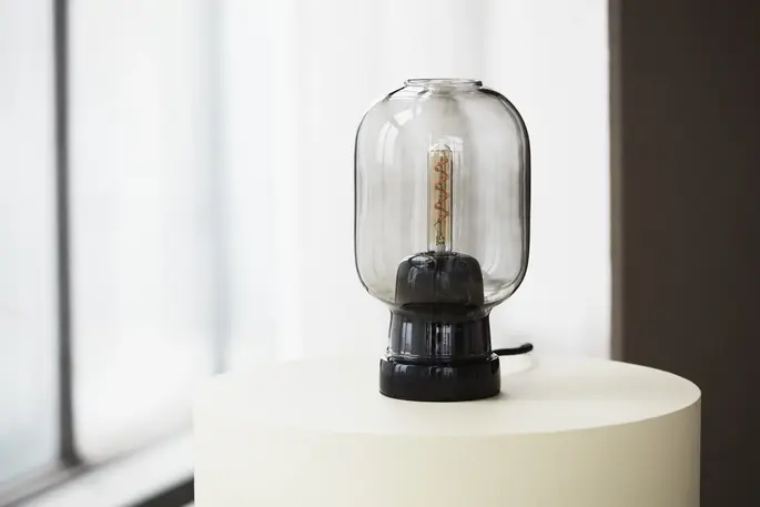 Normann Copenhagen Amp Tischleuchte, Rauchglas/Schwarz