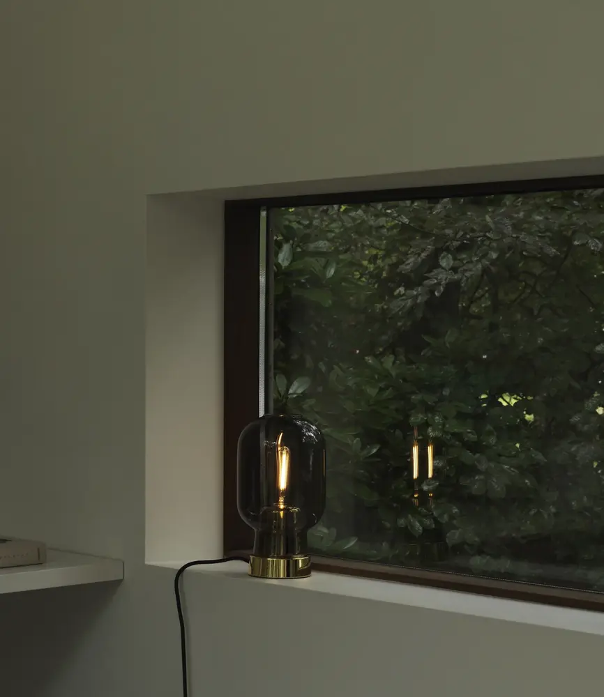 Normann Copenhagen Amp tafellamp smoke/brass