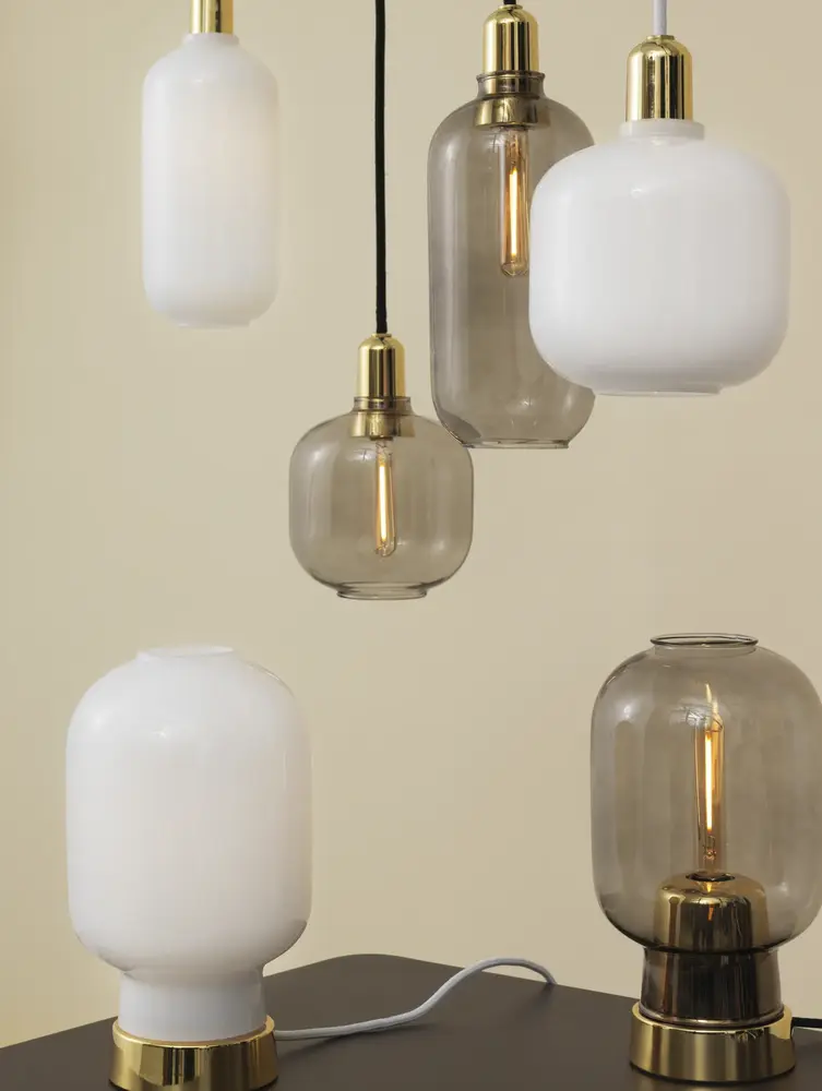 Normann Copenhagen Amp bordlampe røg/messing