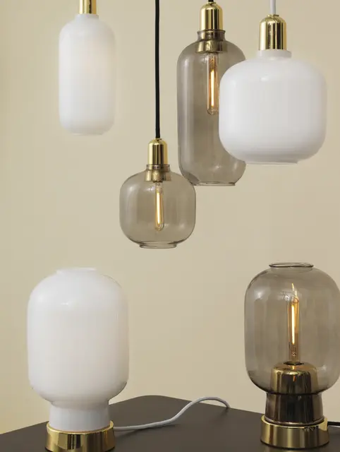 Normann Copenhagen Amp bordlampe røg/messing