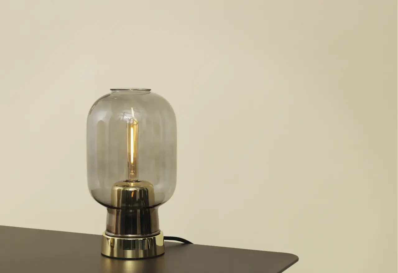 Normann Copenhagen Amp bordlampe røykfarget/messing