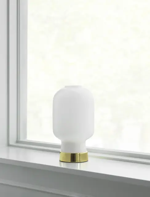 Normann Copenhagen Amp bordlampe hvit/messing