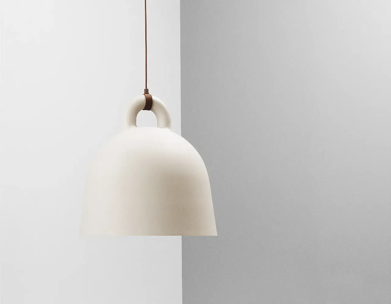 Normann Copenhagen Bell pendellampa mellan sand