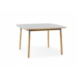 Normann Copenhagen Forma gris mesa de roble