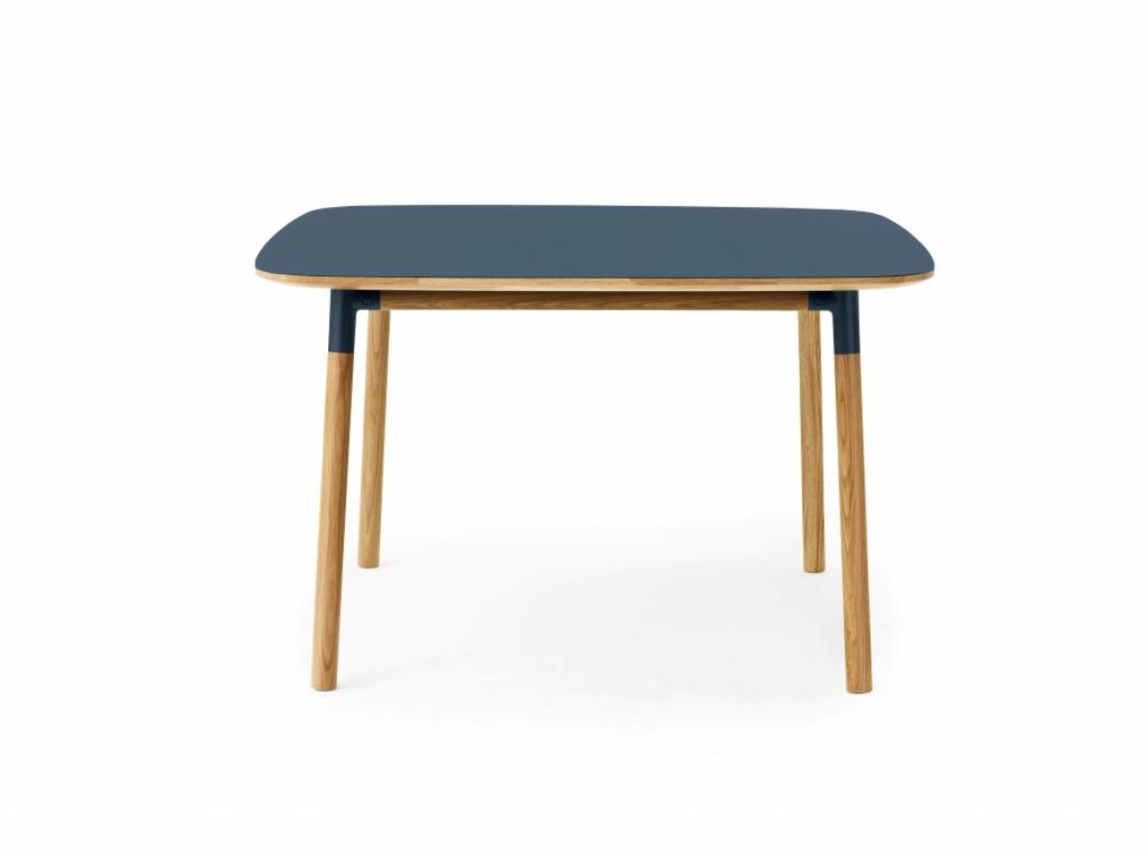 Normann Copenhagen Form bleu table en chêne Normann Copenhagen Form bleu table en chêne