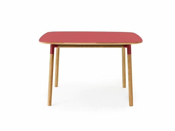 Normann Copenhagen Formular rot Eichentisch Normann Copenhagen Formular rot Eichentisch