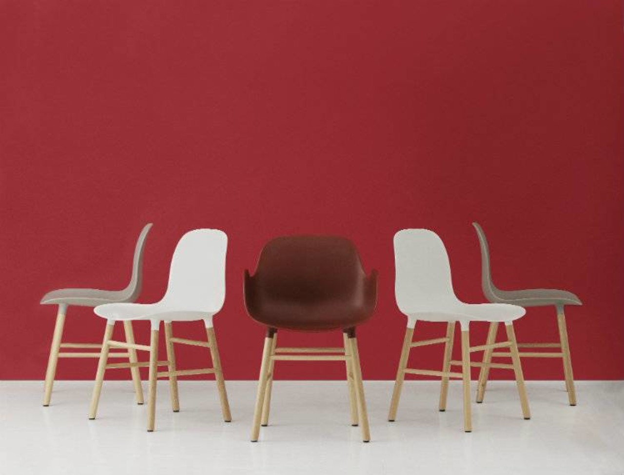 Normann Copenhagen Form Lenestol rød eik stol Normann Copenhagen Form Lenestol rød eik stol