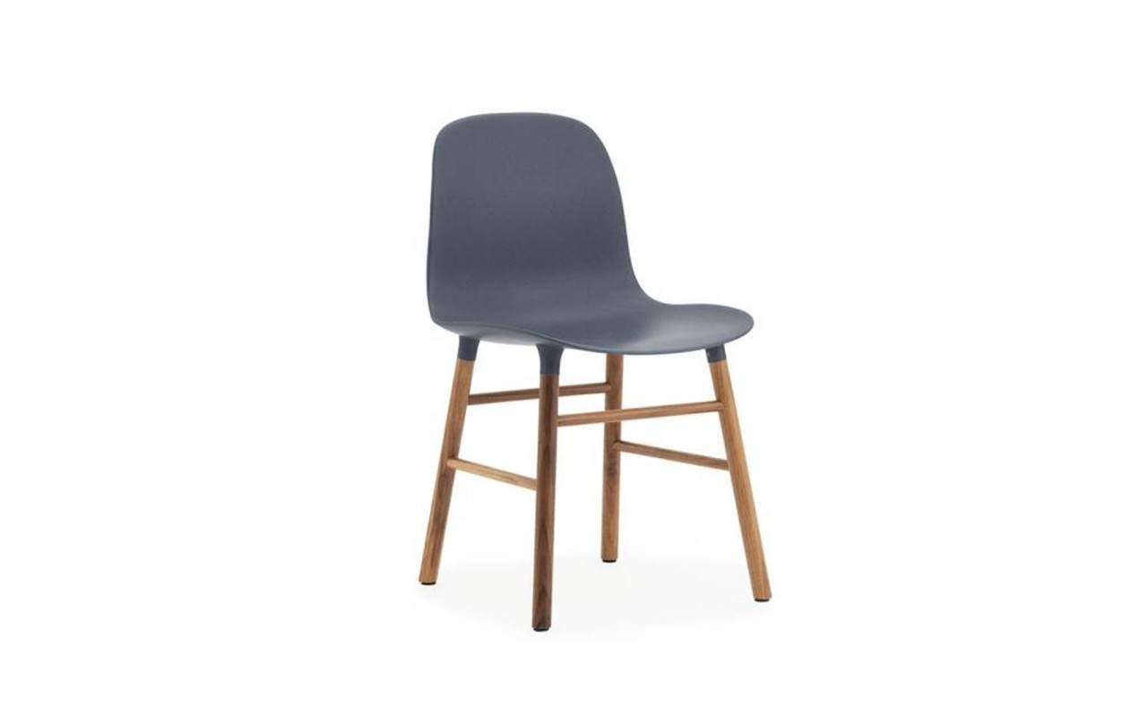 Normann Copenhagen Form Chair walnoot stoel blauw Normann Copenhagen Form Chair walnoot stoel blauw