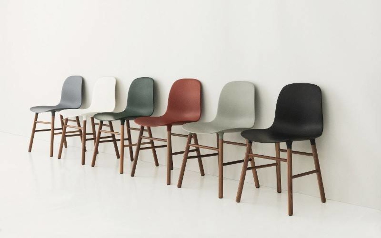 Normann Copenhagen Form Stol valnød stol hvid Normann Copenhagen Form Stol valnød stol hvid