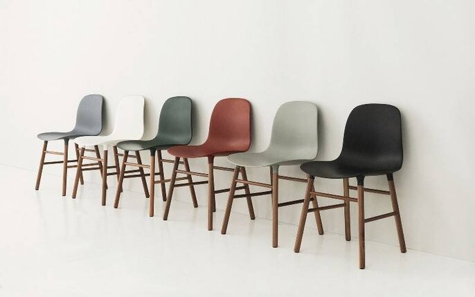 Normann Copenhagen Form Chair walnoot stoel rood Normann Copenhagen Form Chair walnoot stoel rood