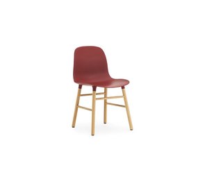 Normann Copenhagen Form Chair rød eik stol Normann Copenhagen Form Chair rød eik stol