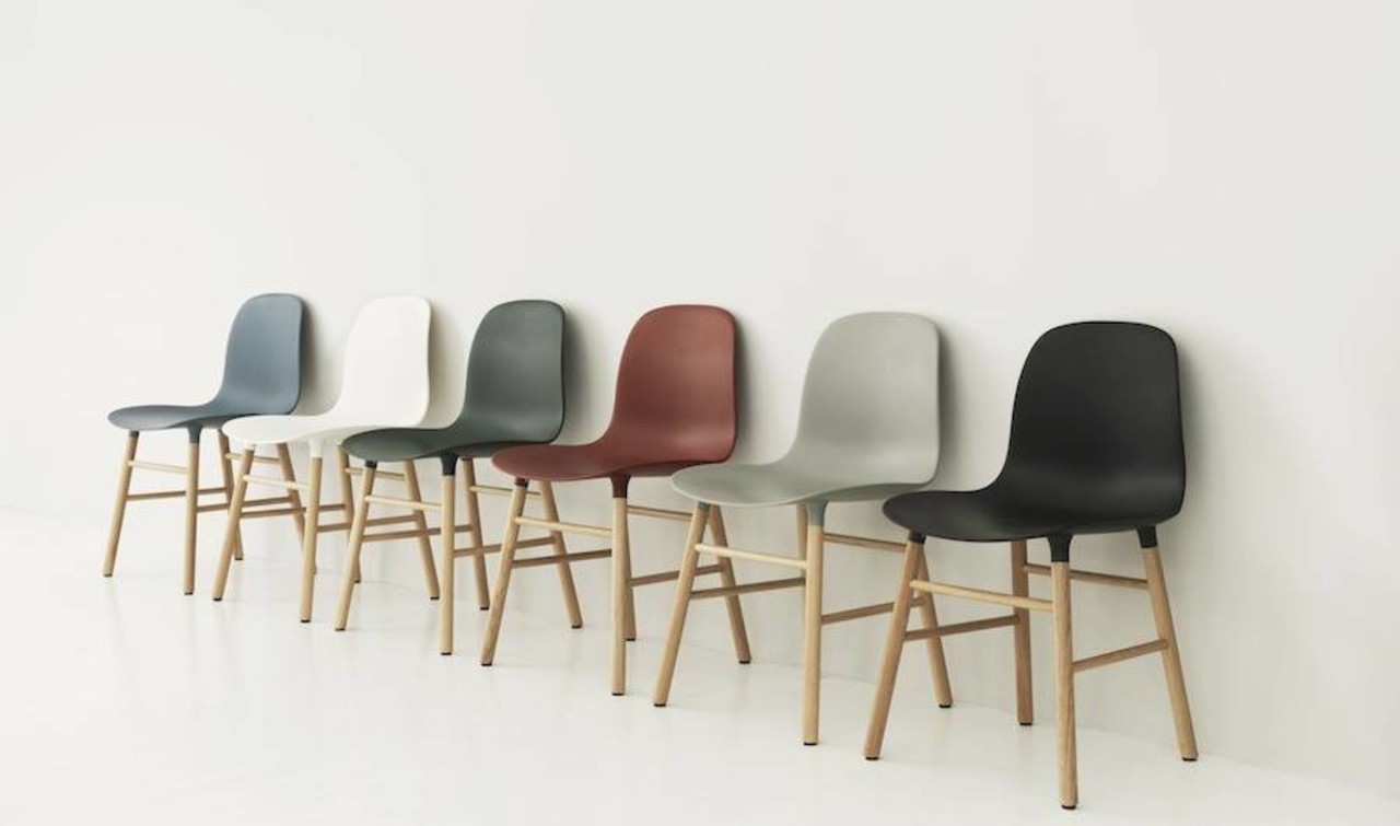 Normann Copenhagen Form Chair rød eik stol