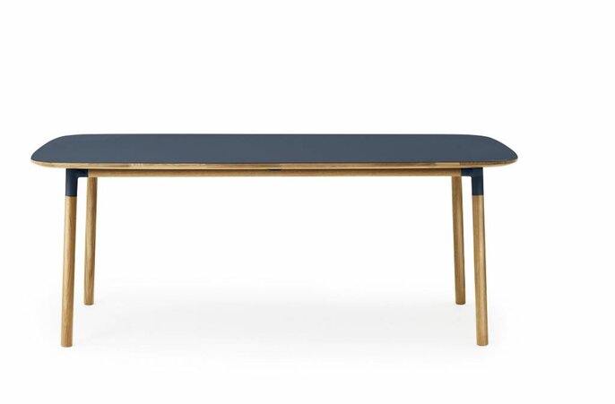 Normann Copenhagen Formulaire bleu table en chêne Normann Copenhagen Formulaire bleu table en chêne