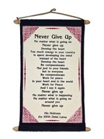 Mini appendiabiti tibetano con citazione del Dalai Lama "Never Give Up"