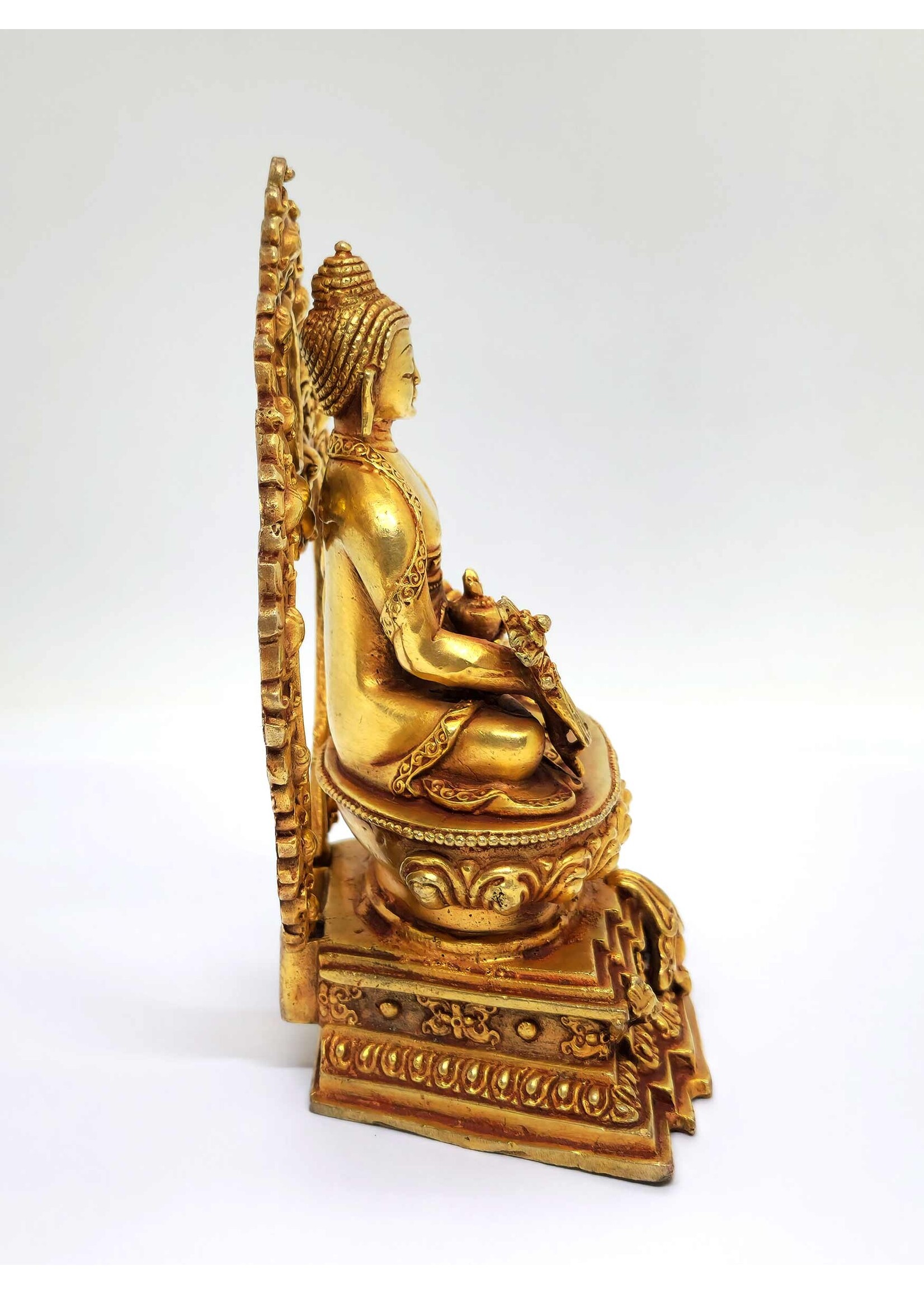 Medizin-Buddha-Statue mit Thron