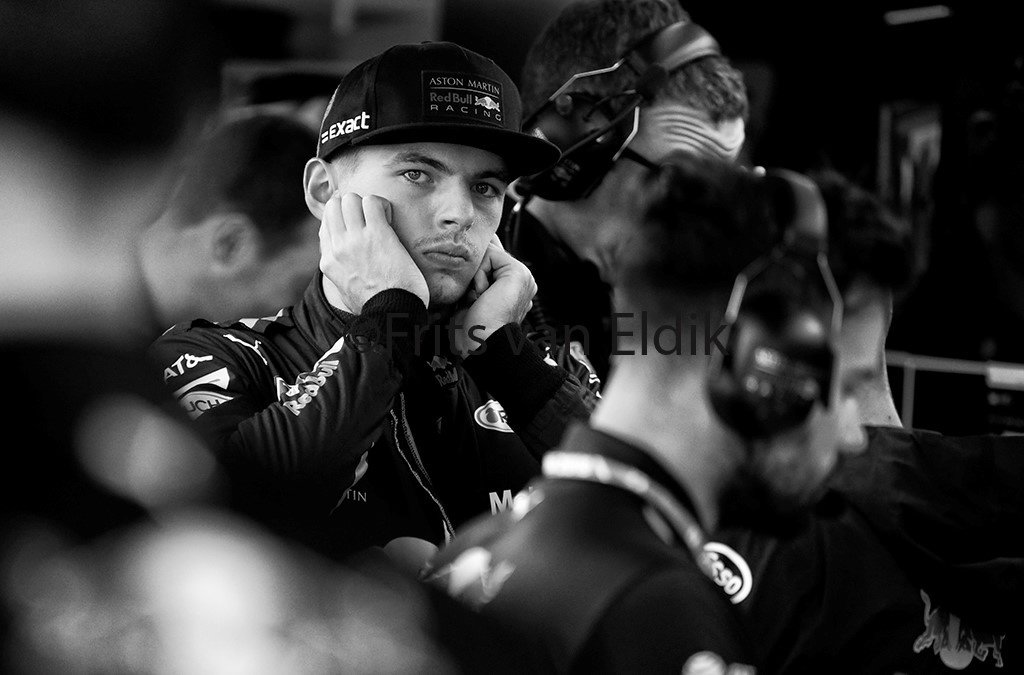 Inside the Archives F1  - Suzuka GP 2018 - Max Verstappen - Red Bull  - Pitbox B&W