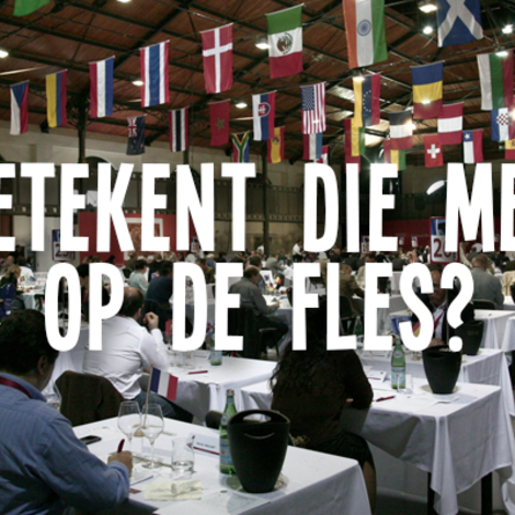Wat betekent die medaille op de fles?