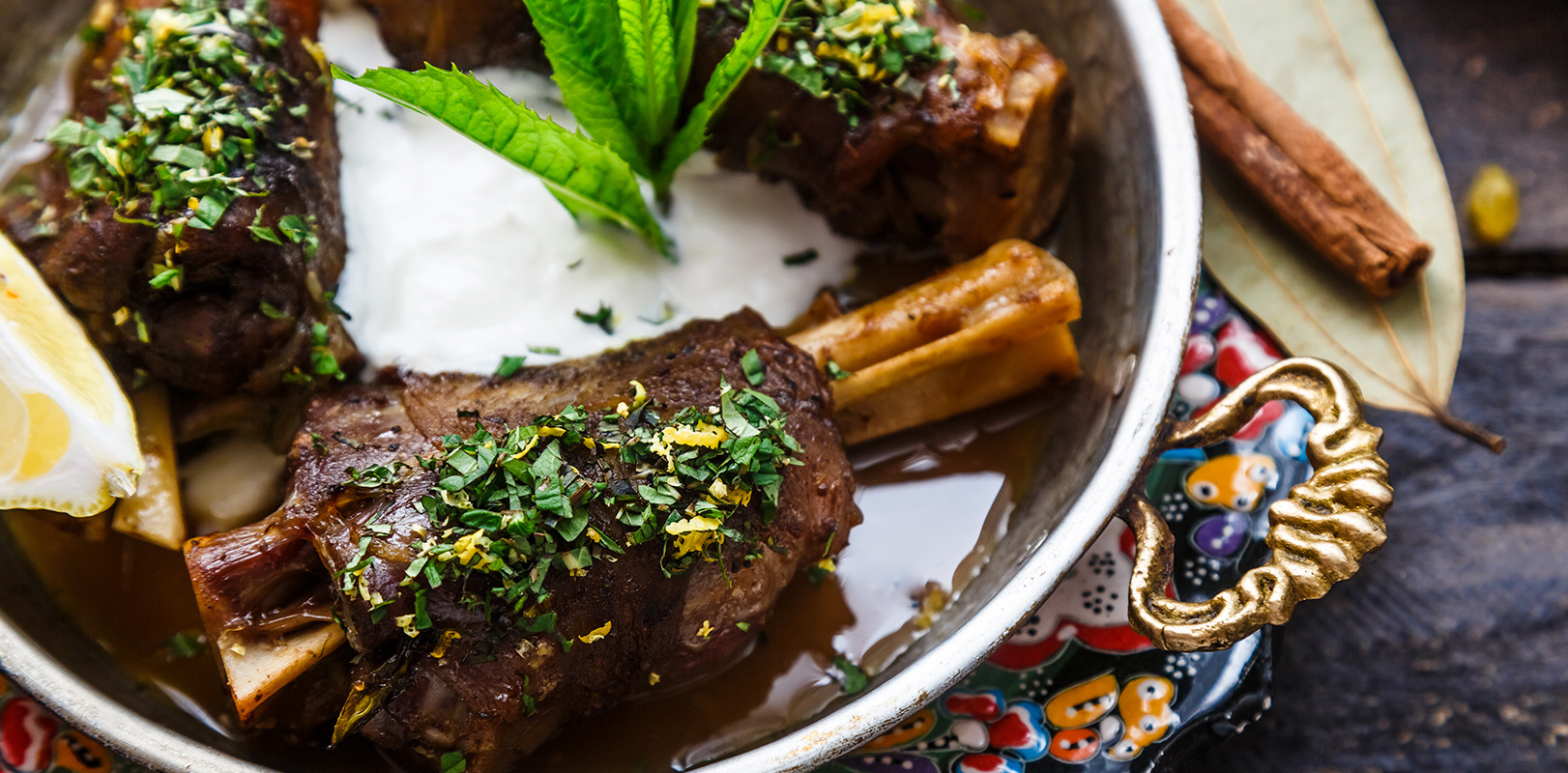 Lamskoteletjes in een koperen pan