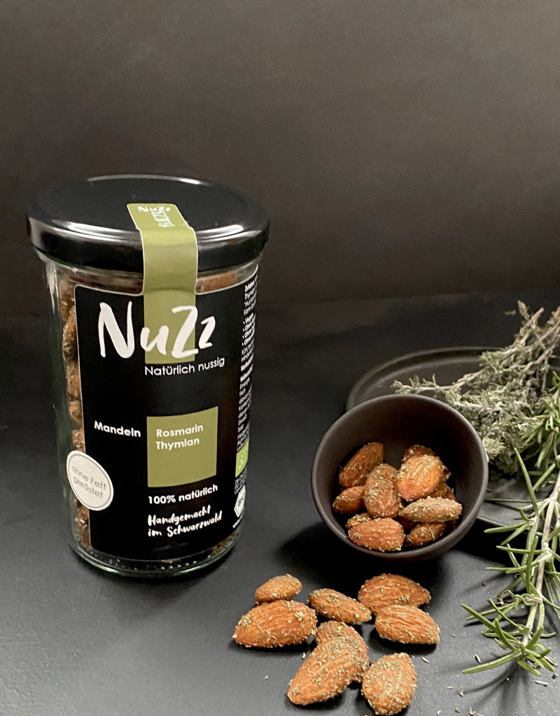 NuZz Bio-Mandeln mit Thymian, Rosmarin und Ahornsirup im Ofen geröstet