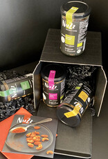 NuZz Cashews und Mandeln in vier verschiedenen Würzungen in der schicken schwarzen Geschenkbox