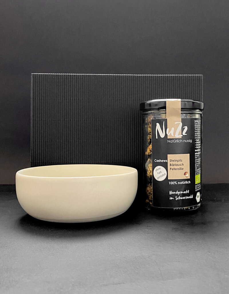 NuZz Puristic beige ceramic bowl with roasted organic cashews with mushrooms, ramsons and parsley in a gift box