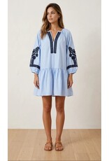 BY ELLE ET MOI KLEED LICHTBLAUW MET BLAUWE BRODERIE