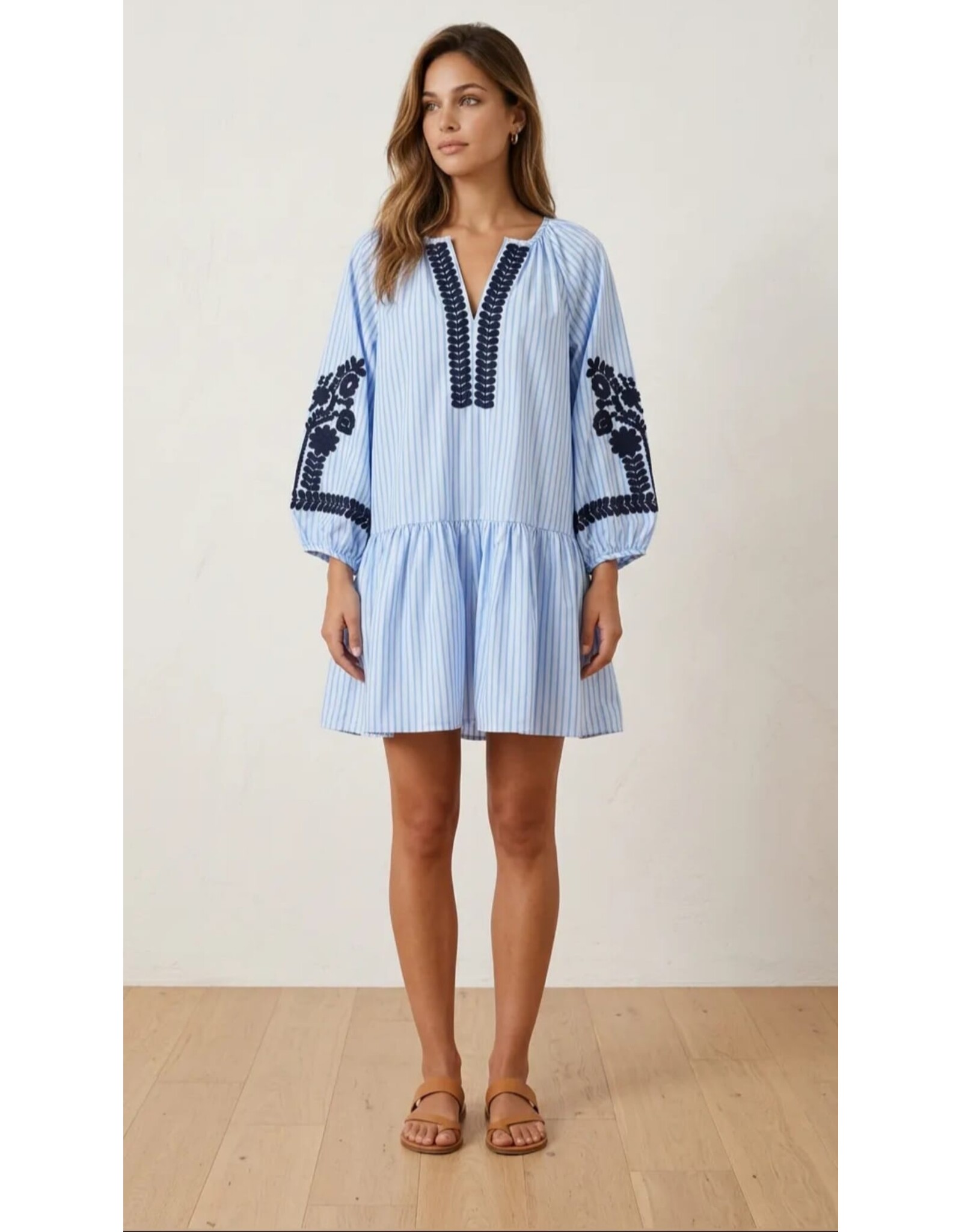 BY ELLE ET MOI KLEED LICHTBLAUW MET BLAUWE BRODERIE