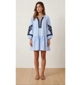 BY ELLE ET MOI KLEED LICHTBLAUW MET BLAUWE BRODERIE