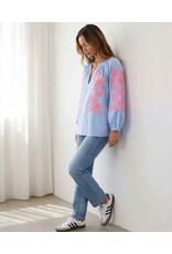 BY ELLE ET MOI BLOUSE BLAUW MET ROZE BRODERIE EN V-HALS