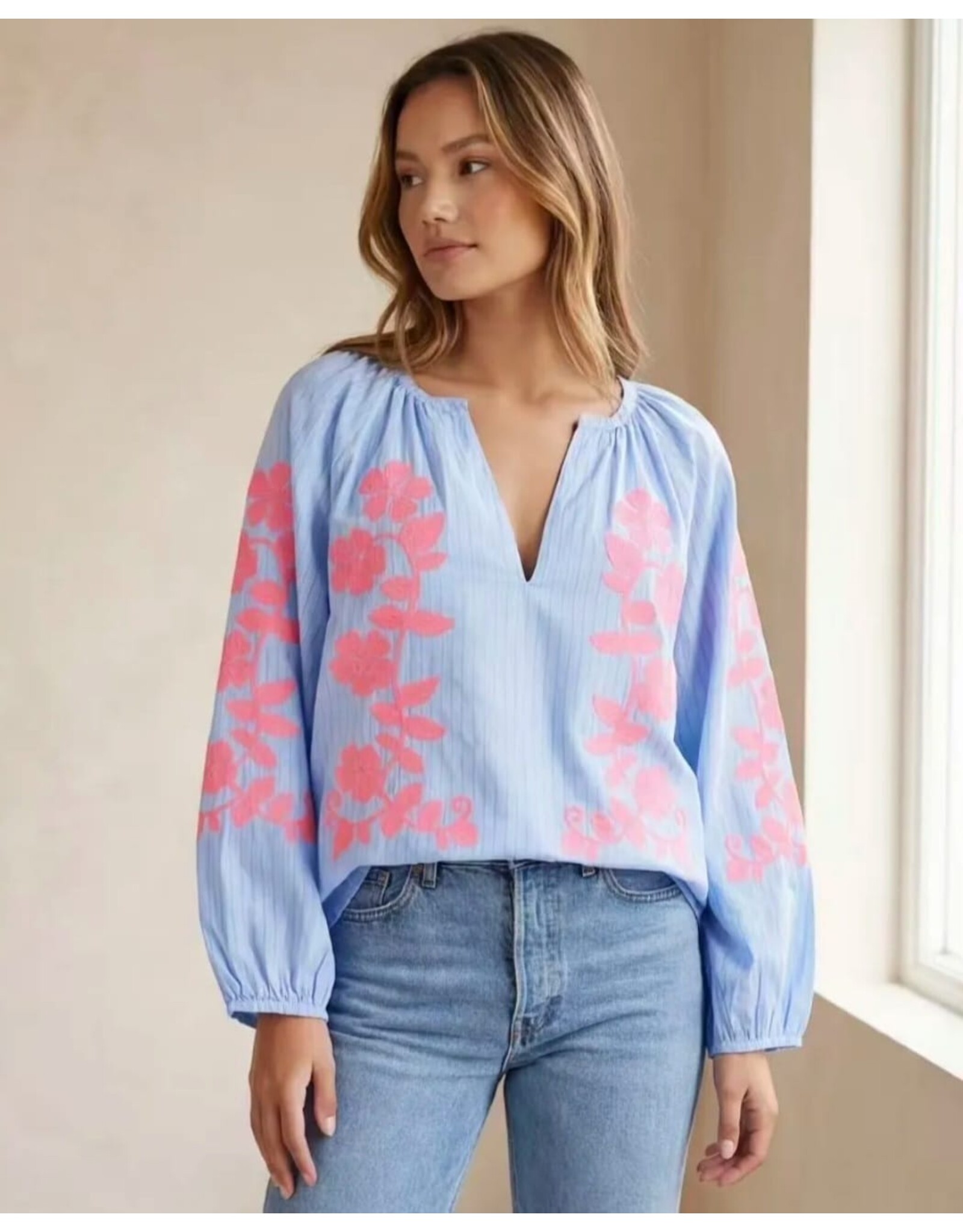 BY ELLE ET MOI BLOUSE BLAUW MET ROZE BRODERIE EN V-HALS