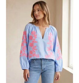 BY ELLE ET MOI BLOUSE BLAUW MET ROZE BRODERIE EN V-HALS