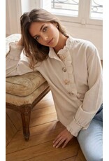 BY ELLE ET MOI CRÈMEKLEURIGE BLOUSE MET RUCHES EN DETAIL KNOOP