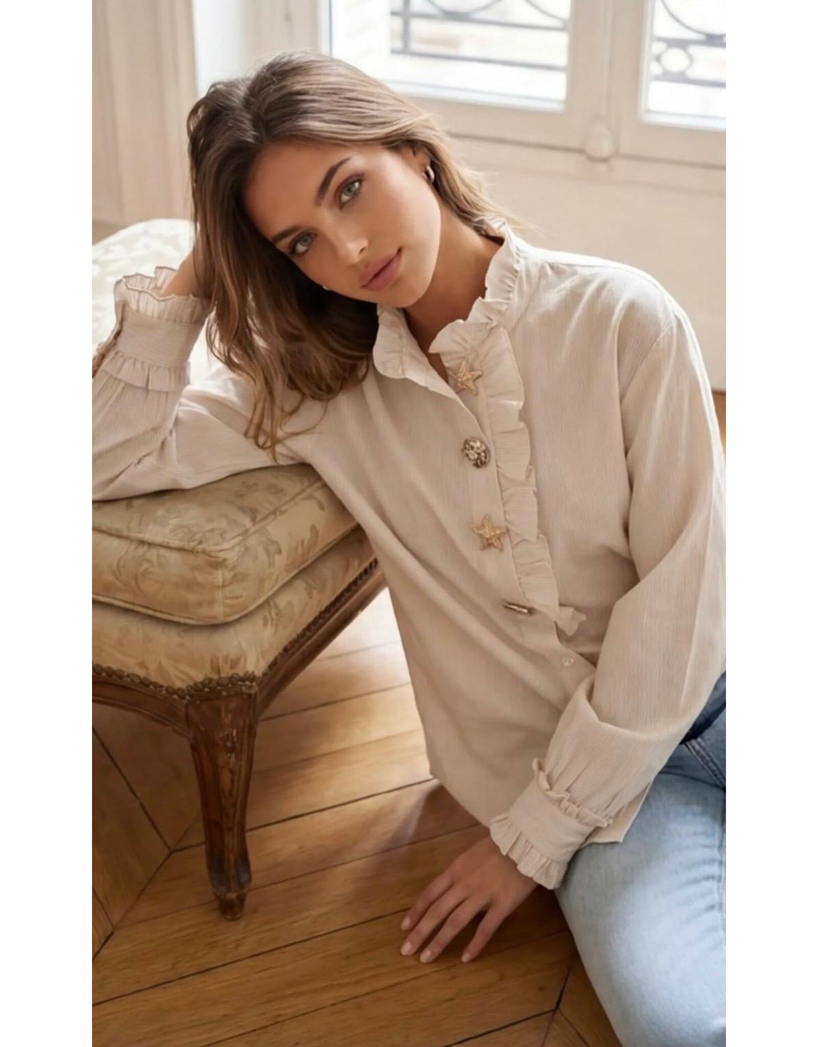 BY ELLE ET MOI EEN CRÈMEKLEURIGE BLOUSE MET RUCHES EN SCHELPVORMIGE KNOPEN