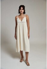 BY ELLE ET MOI CRÈME KLEED MET FIJNE BANDJES