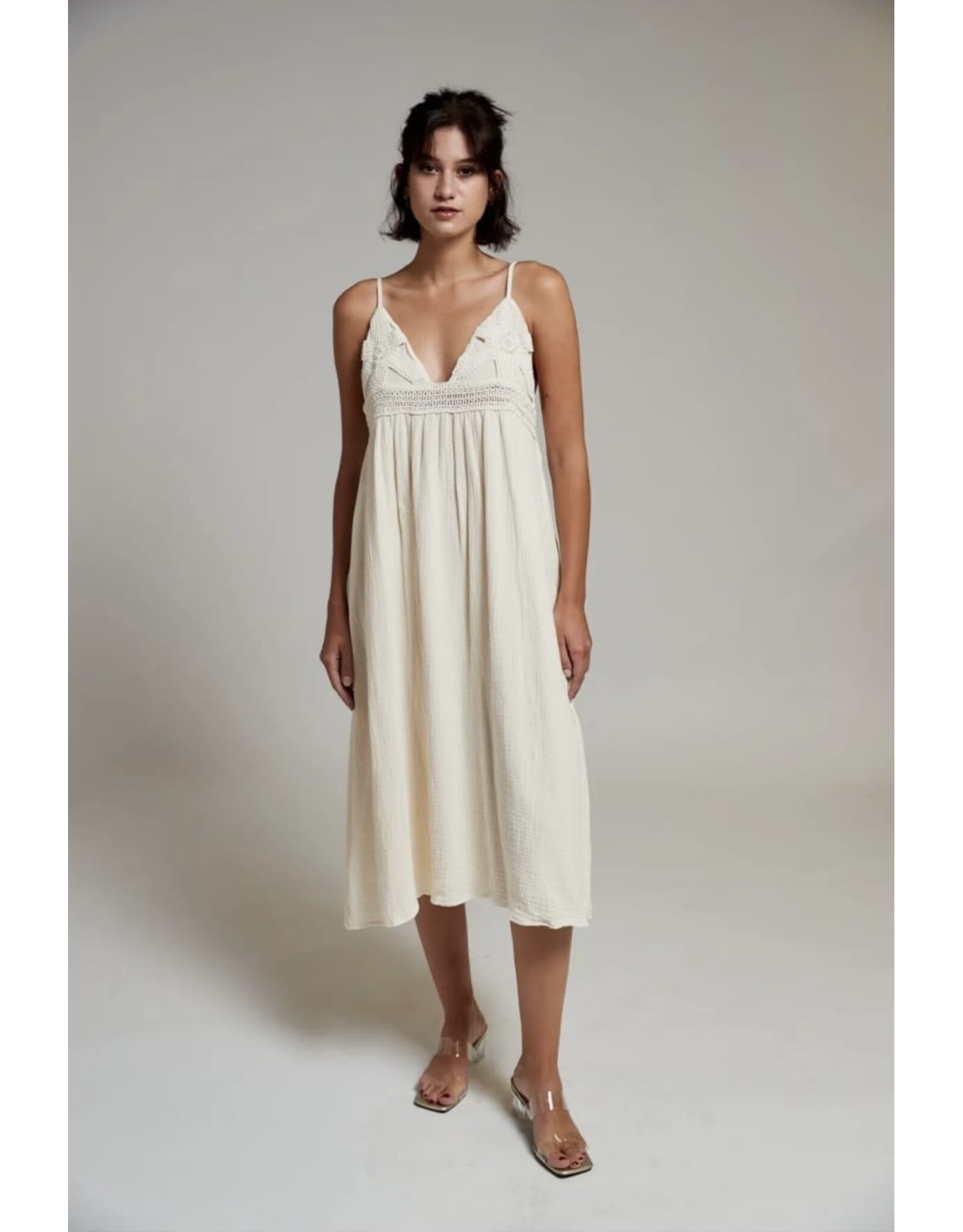 BY ELLE ET MOI CRÈME KLEED MET FIJNE BANDJES